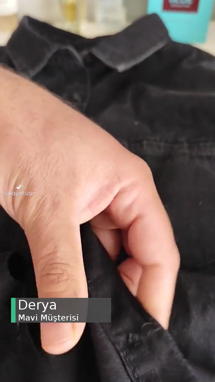 Mavi Gömlek Düğmeleri Kendiliğinden Açılıyor videonun kapak resmi