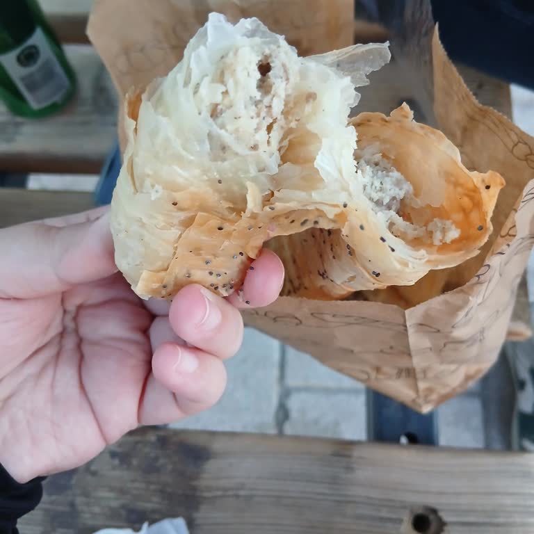 Migros Fırın'dan Alınan Böreklerin Bozuk Çıkması İlk Alışverişte Hayal Kırıklığı