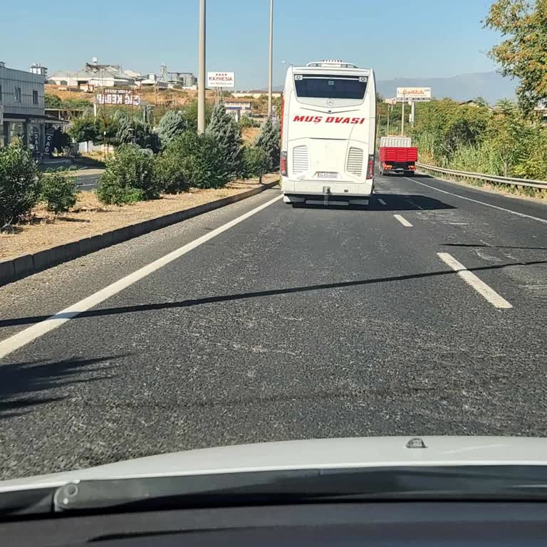 Yeşil Muş Ovası Şoförünün Yolda Tehlike Saçması