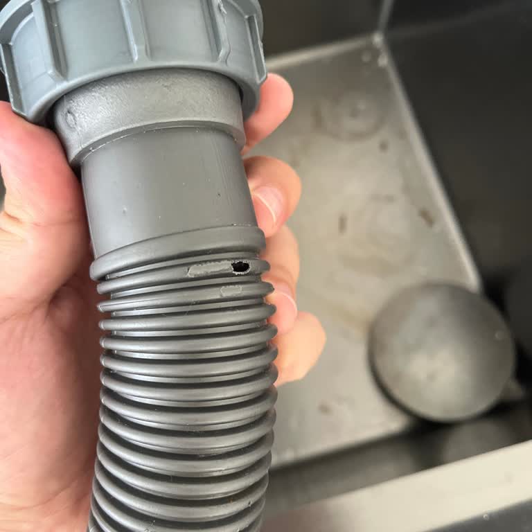 Evyenin Gider Hortumu Kısa Sürede Çatladı, Firma Dönüş Yapmıyor