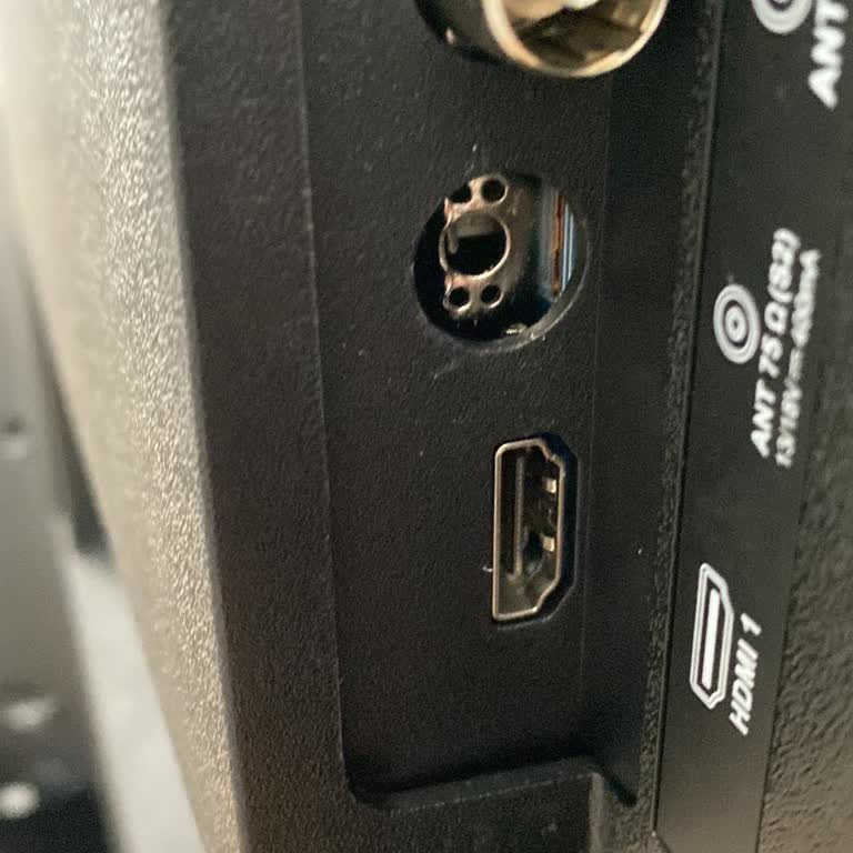 Teslimat Eksikliği Ve Kurulum Hatası Sonucu Televizyonum Zarar Gördü, Mağaza İlgisiz Kaldı