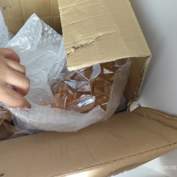 Kargo Teslimatında Su Sebilim Kırık Ve Kutu Islak Ulaştı