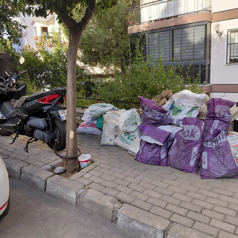 Kaldırımda Biriken Molozlar Yayalar İçin Tehlike Oluşturuyor