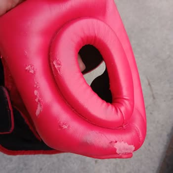 Az Kullanılan Boks Kaskında Kaplama Soyulması Ve Değişim Talebi