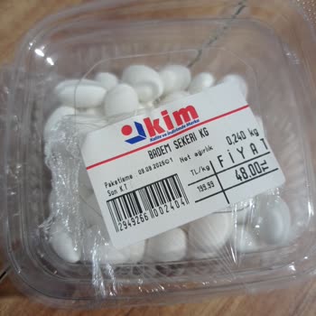 Kim Market'ten Aldığım Badem Şekerinin İçinden Bozuk Kayısı Çekirdeği Çıktı