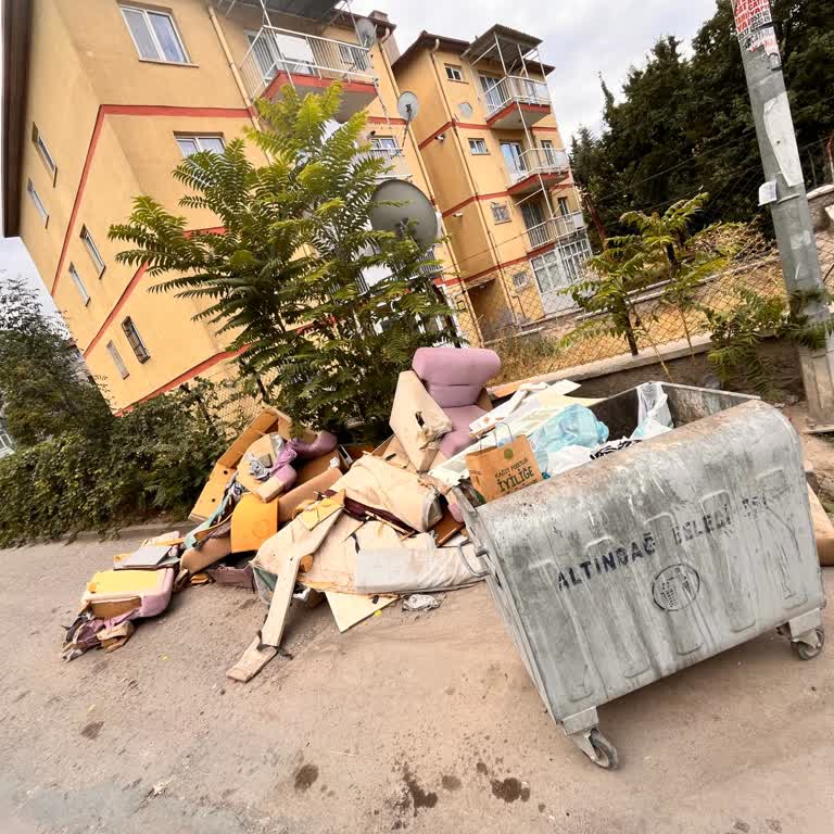 Kırık Koltuklar Haftalardır Alınmıyor Belediyeye Ulaşmak İmkansız