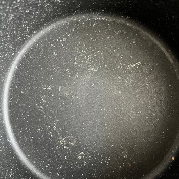 Tencerelerde Pul Pul Dökülme Ve İletişim Sorunu