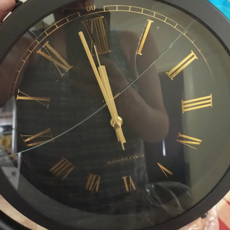 Kırık Gelen Saat Ve Müşteri Hizmetlerine Ulaşılamıyor