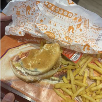 Popeyes Vadi İstanbul Şubesinde Küflü Hamburger Ve İlgisiz Personel