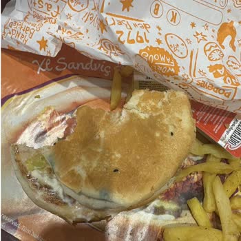 Popeyes Vadi İstanbul Şubesinde Küflü Hamburger Ve İlgisiz Personel