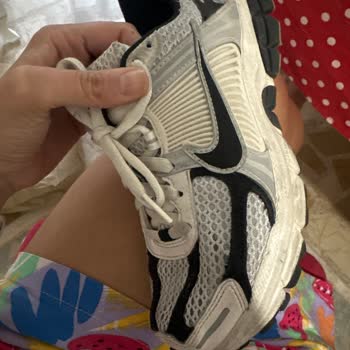 Nike Vomero 5 кроссовки быстро повредились — не получила помощь в магазине