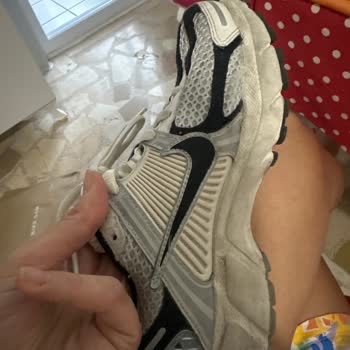 Nike Vomero 5 кроссовки быстро повредились — не получила помощь в магазине