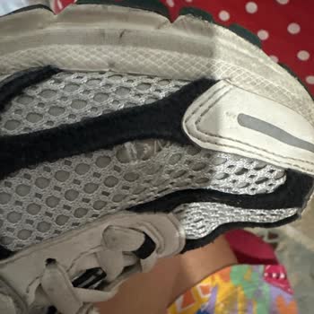 Nike Vomero 5 кроссовки быстро повредились — не получила помощь в магазине