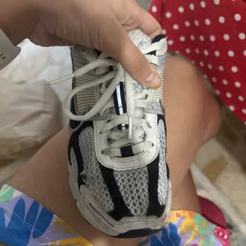 Nike Vomero 5 кроссовки быстро повредились — не получила помощь в магазине