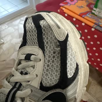 Nike Vomero 5 кроссовки быстро повредились — не получила помощь в магазине