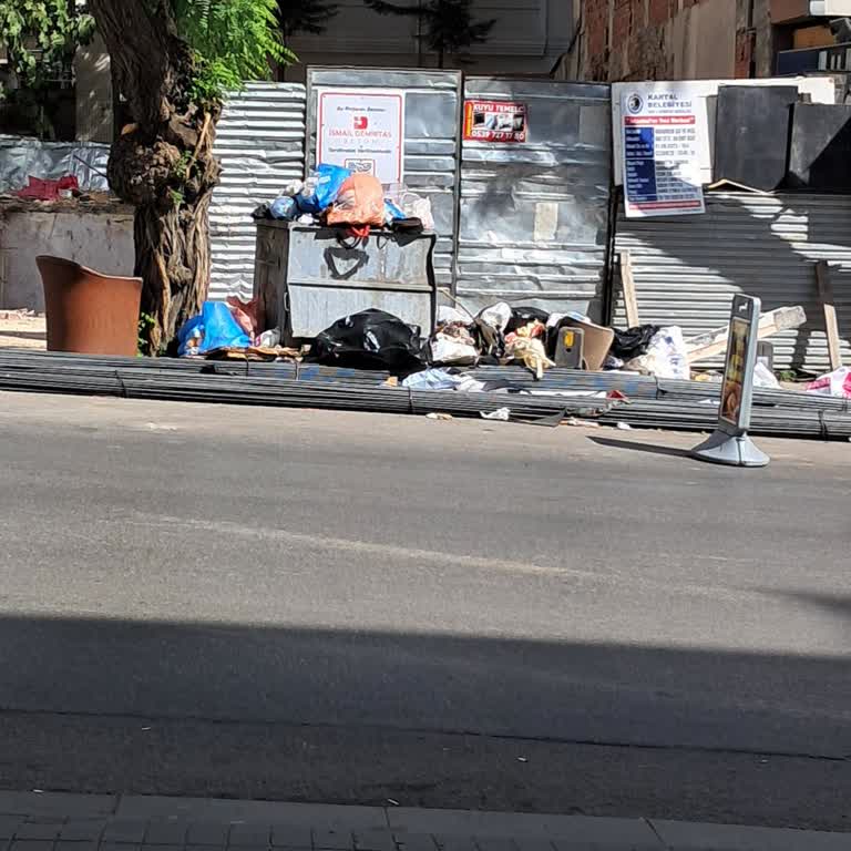 Bir Haftadır Kaldırılmayan İnşaat Demirleri Çöp Yığınlarına Neden Oldu