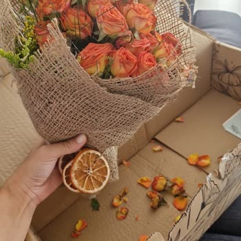 Kurumuş Ve Dökülmüş Çiçek, İlgisiz Müşteri Hizmetleri