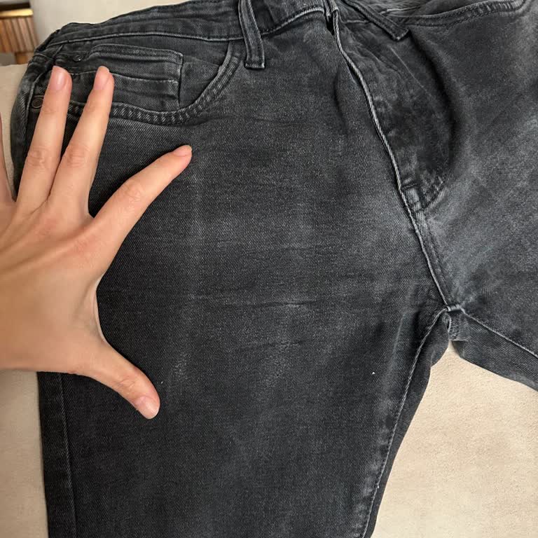 Mavi Pantolonda Cep Telefonu İzi Nedeniyle Deformasyon Ve Olumsuz İnceleme Sonucu