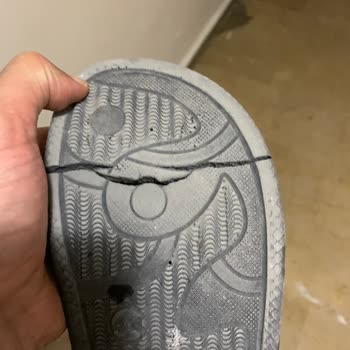 Satın Aldığım Terlik 1 Ay İçinde Yırtıldı, Ücret İadesi Talep Ediyorum