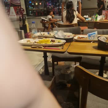 Hijyen Eksikliği Ve İlgisiz Personel Nedeniyle Rahatsız Edici Restoran Deneyimi