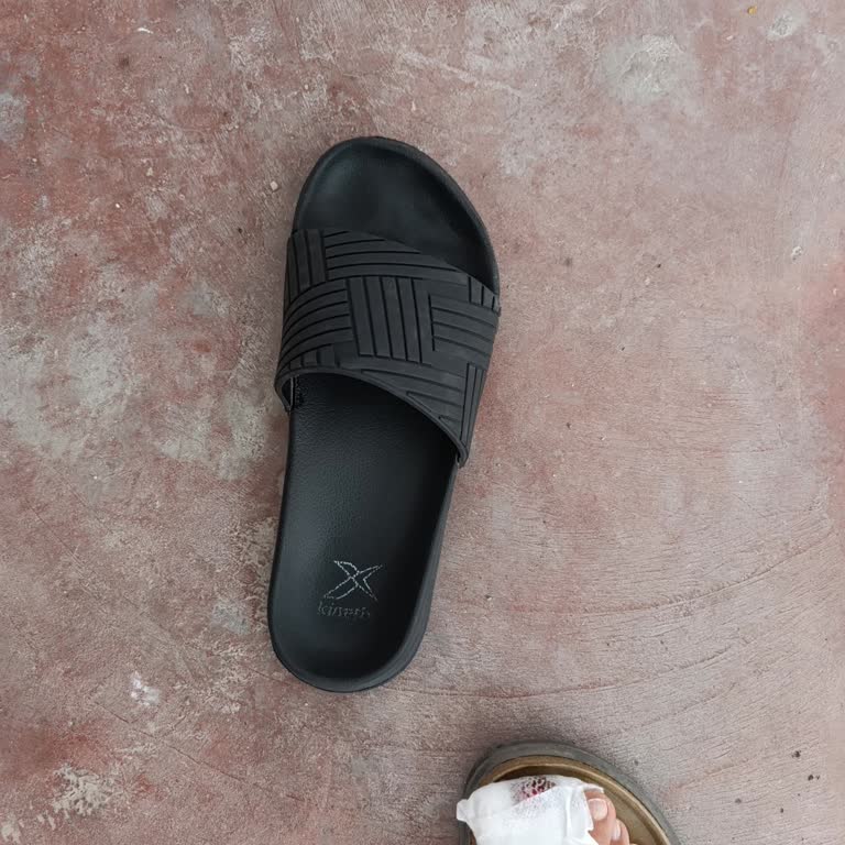 Kinetix Terlik Düz Zeminde Kayıyor Ve Ciddi Yaralanmaya Neden Oldu