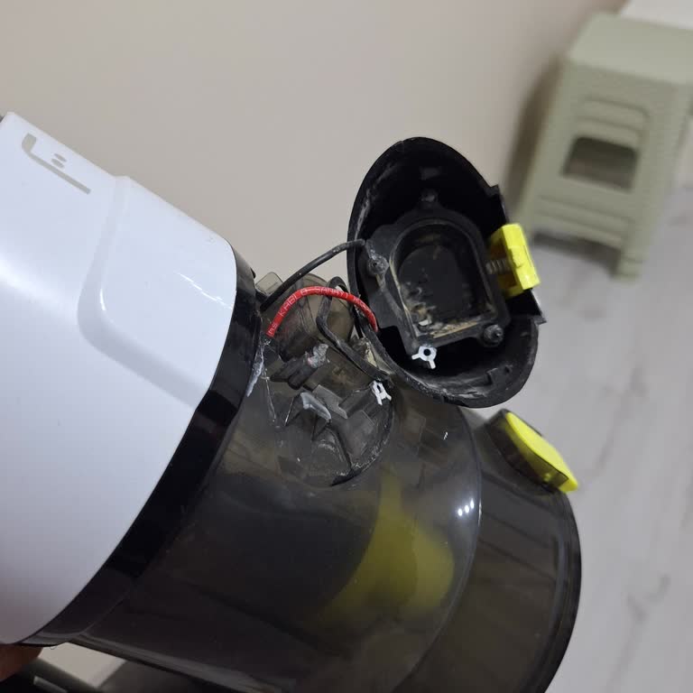 Hediye Gelen Süpürge 1 Ayda Bozuldu, Yüksek Servis Ücreti Talep Edildi