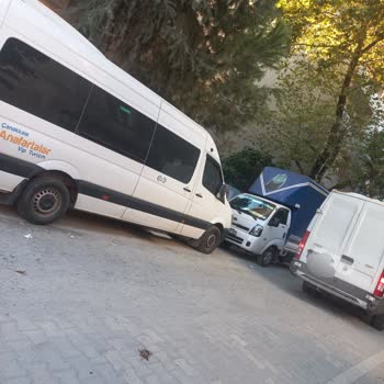 Esenyurt Yenikentte Araçlar Kaldırıma Park Ediyor Yaya Yolu Kapalı