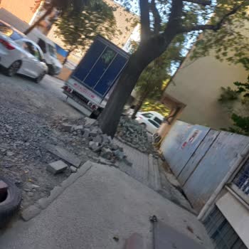 Esenyurt Yenikentte Araçlar Kaldırıma Park Ediyor Yaya Yolu Kapalı