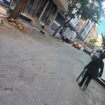 Esenyurt Yenikentte Araçlar Kaldırıma Park Ediyor Yaya Yolu Kapalı