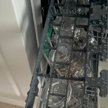 Bulaşık Makinesi Bardakları Çiziyor Ve Islak Bırakıyor