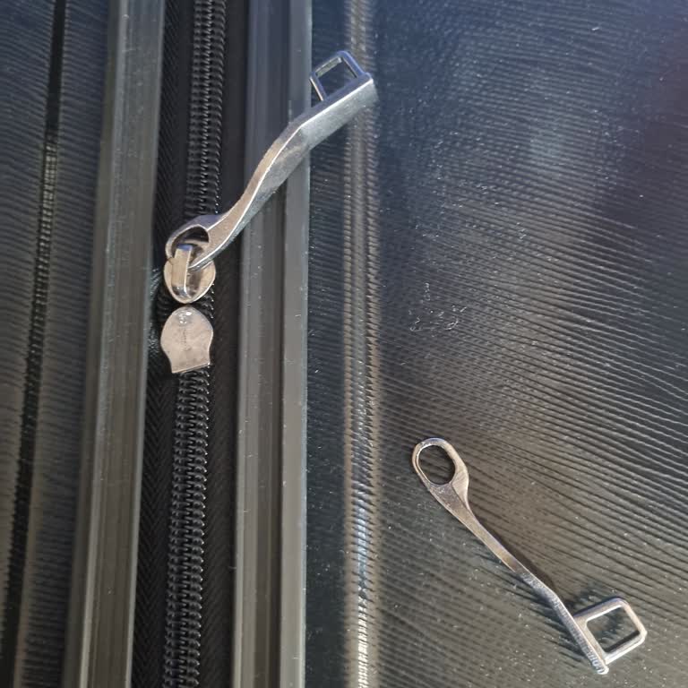 Aldığım Valiz İlk Kullanımda Fermuarı Koptu Ve Müşteri Hizmetlerine Ulaşamıyorum