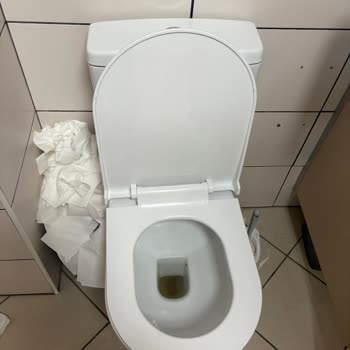 Ayvalık 5M Migros Tuvaletlerinde Süregelen Hijyen Ve Temizlik Sorunları
