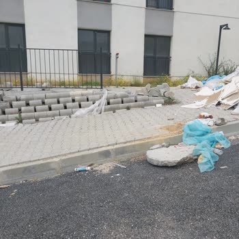 Gardırop Cam Kapakları Kırıldı, 4 Aydır Çözüm Sunulmuyor