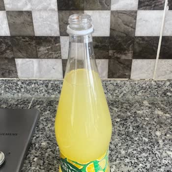 Sırma Limon Aromalı Maden Suyunda Kapakta Ve Şişe Ağzında Yapışkan Madde