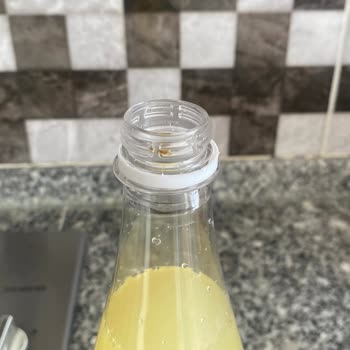 Sırma Limon Aromalı Maden Suyunda Kapakta Ve Şişe Ağzında Yapışkan Madde