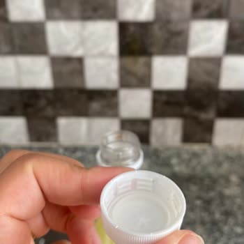 Sırma Limon Aromalı Maden Suyunda Kapakta Ve Şişe Ağzında Yapışkan Madde