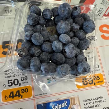 Küflü Yaban Mersini Ve İlgisiz Mağaza Çalışanları Şikayeti