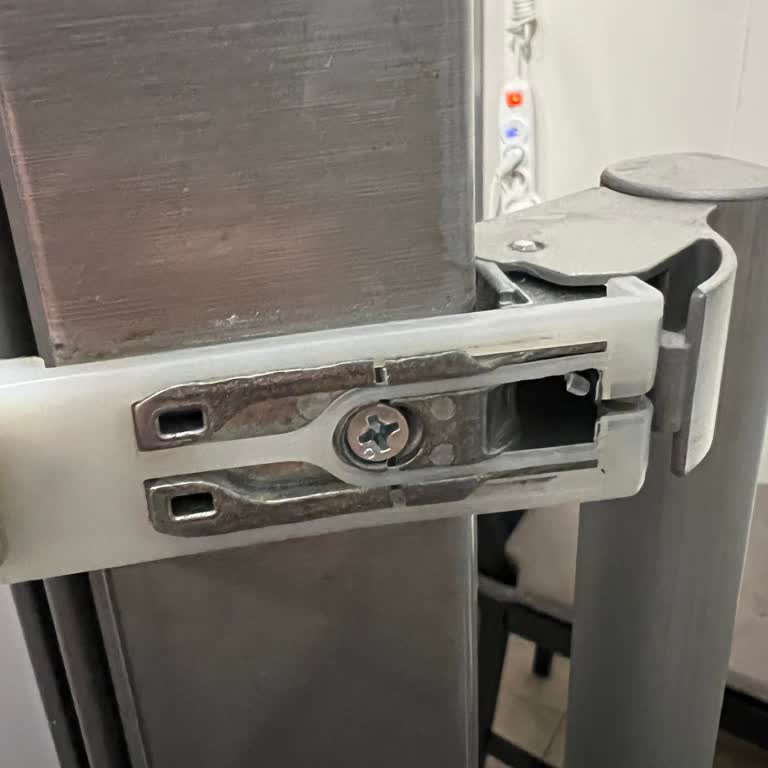 Buzdolabı Kapak Tutacağı Kırıldı, Kullanamıyorum!