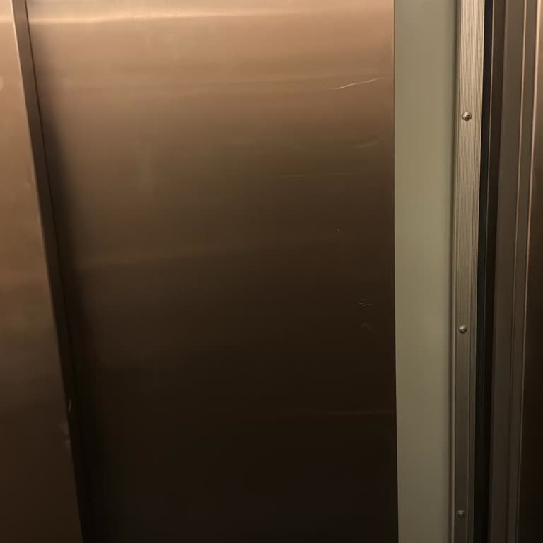 Gece Yarısı Asansörde Mahsur Kaldık Acil Destek Hattı Cevap Vermedi