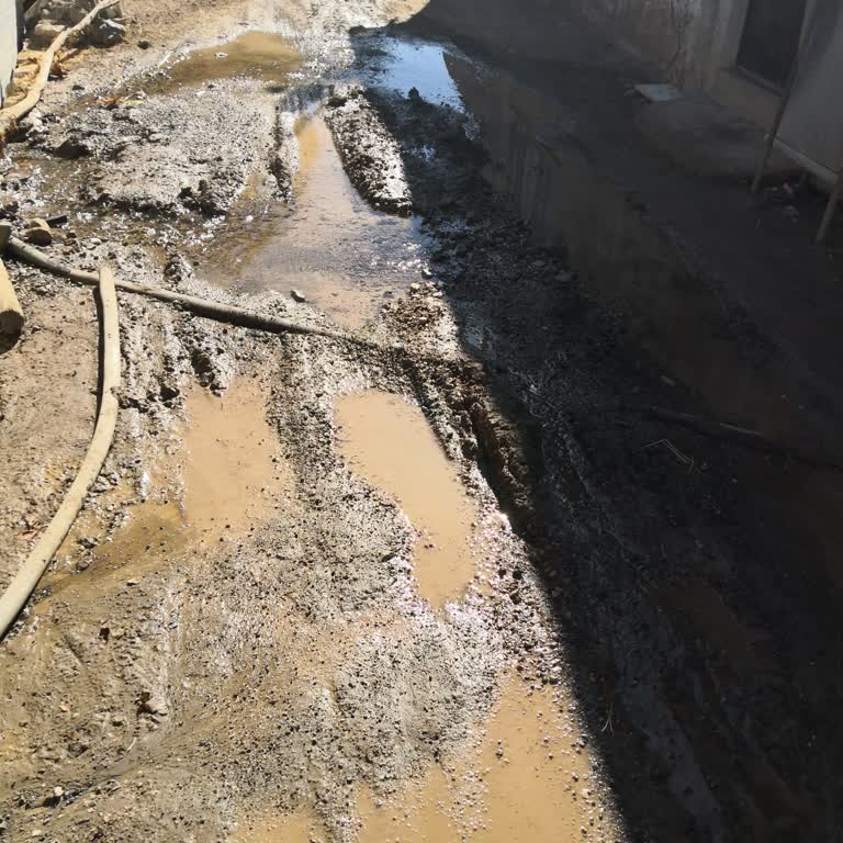 Günlerdir Onarılmayan Su Borusu Patlağı Nedeniyle Yol Ve Su İsrafı Mağduriyeti