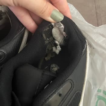 Kısa Sürede Yırtılan Spor Ayakkabılar İçin Ürün Değişimi Talebi