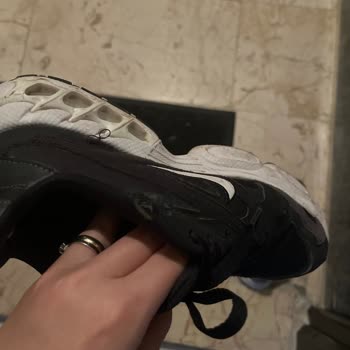 Kısa Sürede Yırtılan Spor Ayakkabılar İçin Ürün Değişimi Talebi