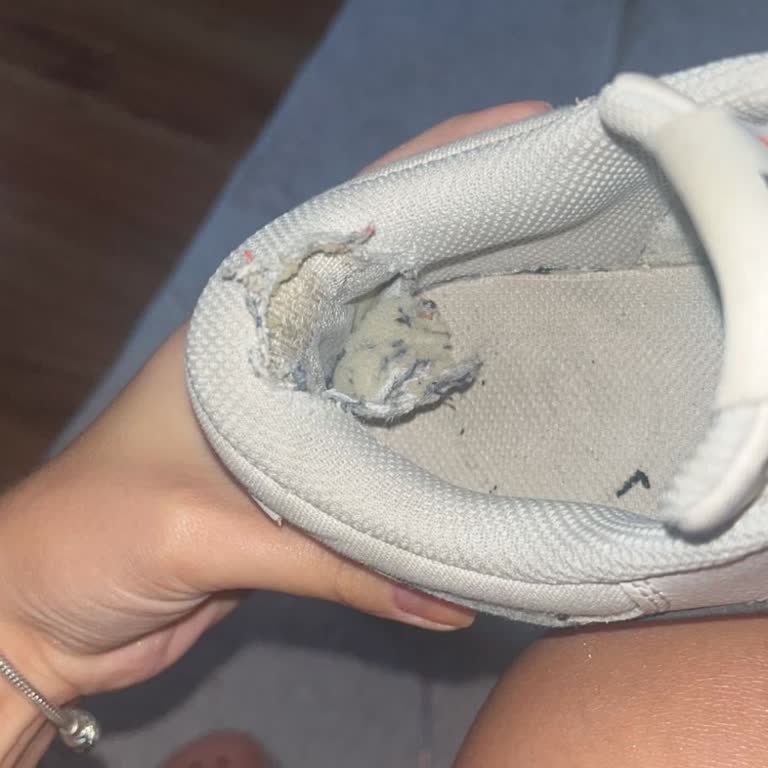 Yeni Alınan Nike Ayakkabıda Kısa Sürede Yırtık Ve Çözüm Belirsizliği