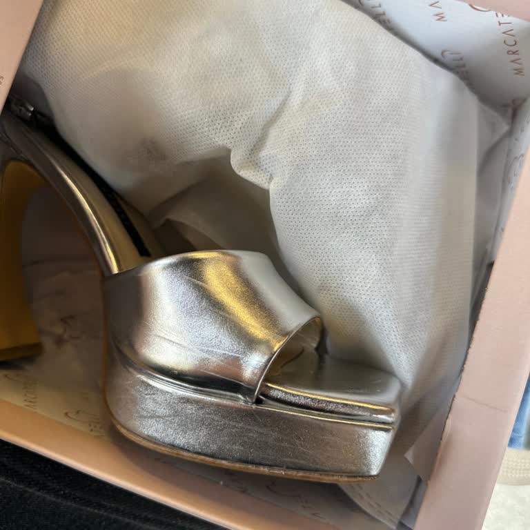 Tek Giyimde Ayakkabının Çizilmesi Ve Mağaza İlgisizliği