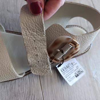 Teşhir Ve Yıpranmış Ürünlerle Mağdur Edildim, Mağaza Yardımcı Olmuyor