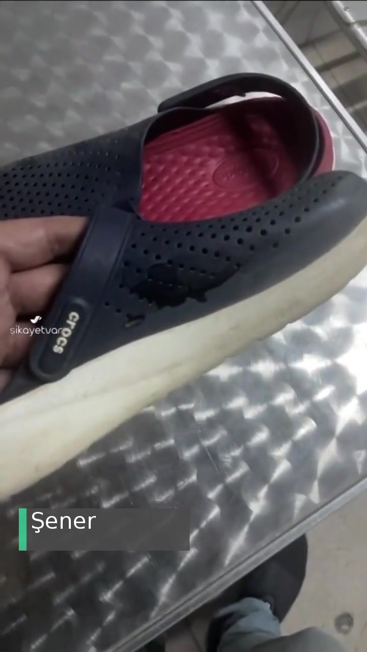 Crocs Üründe Yırtılma Sorunu videonun kapak resmi