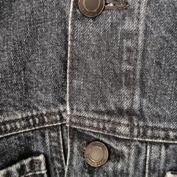 Yeni Alınan Jean Ceketin Düğmeleri İlk Yıkamada Aşındı, Değişim Talep Ediyorum