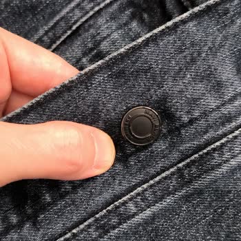 Yeni Alınan Jean Ceketin Düğmeleri İlk Yıkamada Aşındı, Değişim Talep Ediyorum