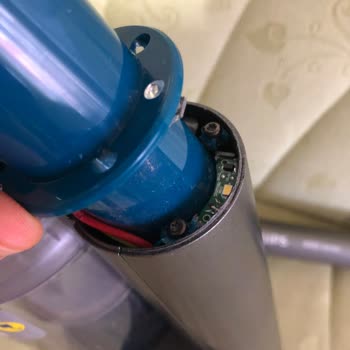 Philips 8000 Serisi Dikey Süpürgenin Boru Bağlantı Parçası Sürekli Kırılıyor: Üretim Hatası Şüphesi