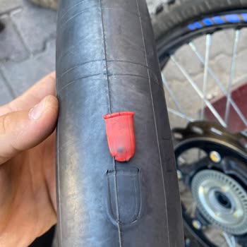 Yeni Alınan Motorda Fabrikasyon Hata: Lastikten Çıkan Plastik Parça İç Lastiği Patlattı